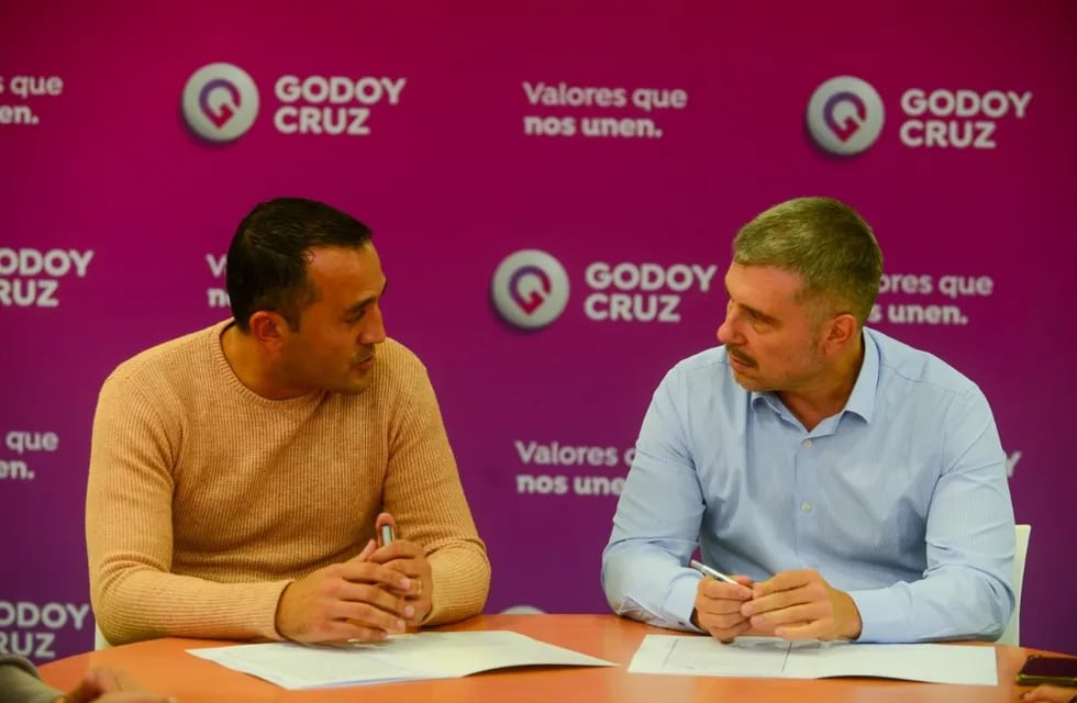 El intendente Diego Costarelli, firmó un convenio con el presidente de la Asociación Civil Árbitros Mendocinos Asociados (ACAMA), Fernando Espinoza.
