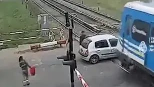 tren atropella un auto