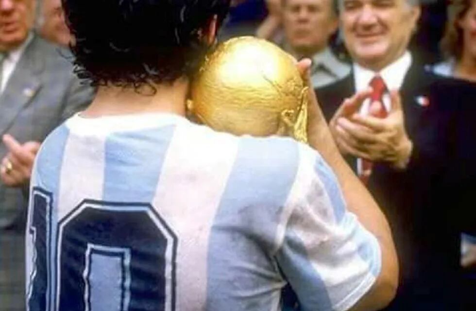 Se disparó el valor del precio de la camiseta de Diego Maradona tras su fallecimiento. / Gentileza.