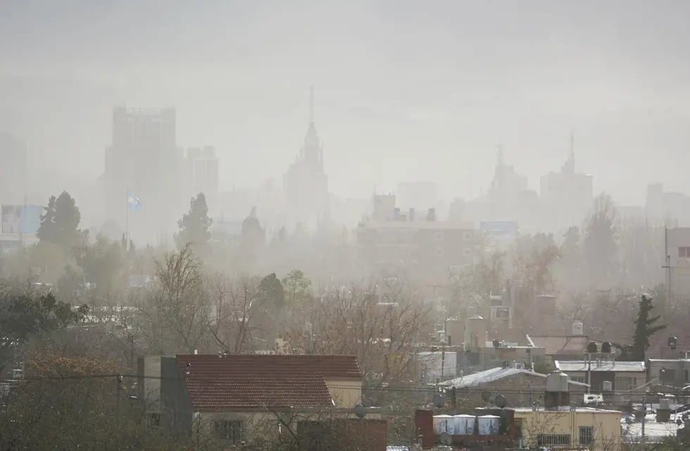 El zonda es uno de los fenómenos meteorológicos que marcan el clima de Mendoza. Foto: Ignacio Blanco / Los Andes