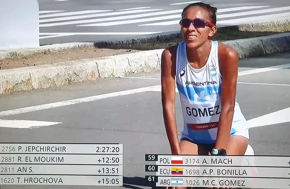 Agobiada por el calor y el agotamiento tras correr más de 42 kilómetros, la chaqueña Marcela Gómez completó la Maratón en el lugar 61°.