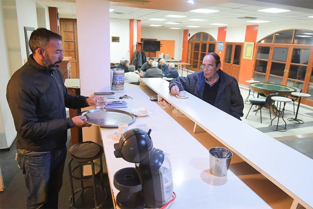 En el Club Social Luján aún en la actualidad se mantienen inalterables las comidas entre varones de los viernes. Angel es quien está a cargo de la cantina del club y Hugo, un socio. Foto: José Gutierrez / Los Andes