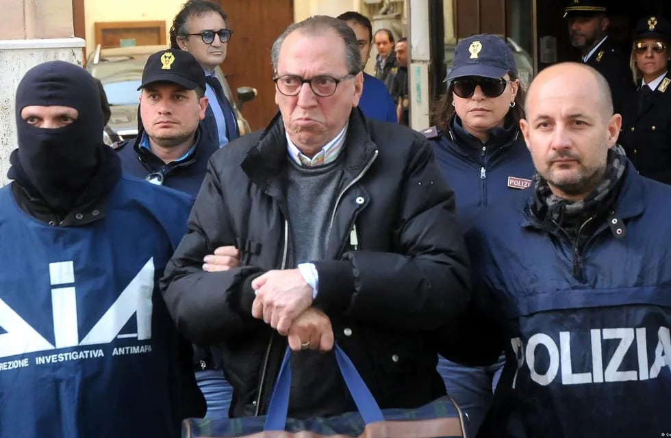 Considerado jefe de jefes de Costa Nostra, la mafia de Sicilia, el criminal más buscado del país, huido de la justicia desde hace 30 años, Matteo Messina Denaro, fue arrestado por los Carabineros el pasado enero de 2023.