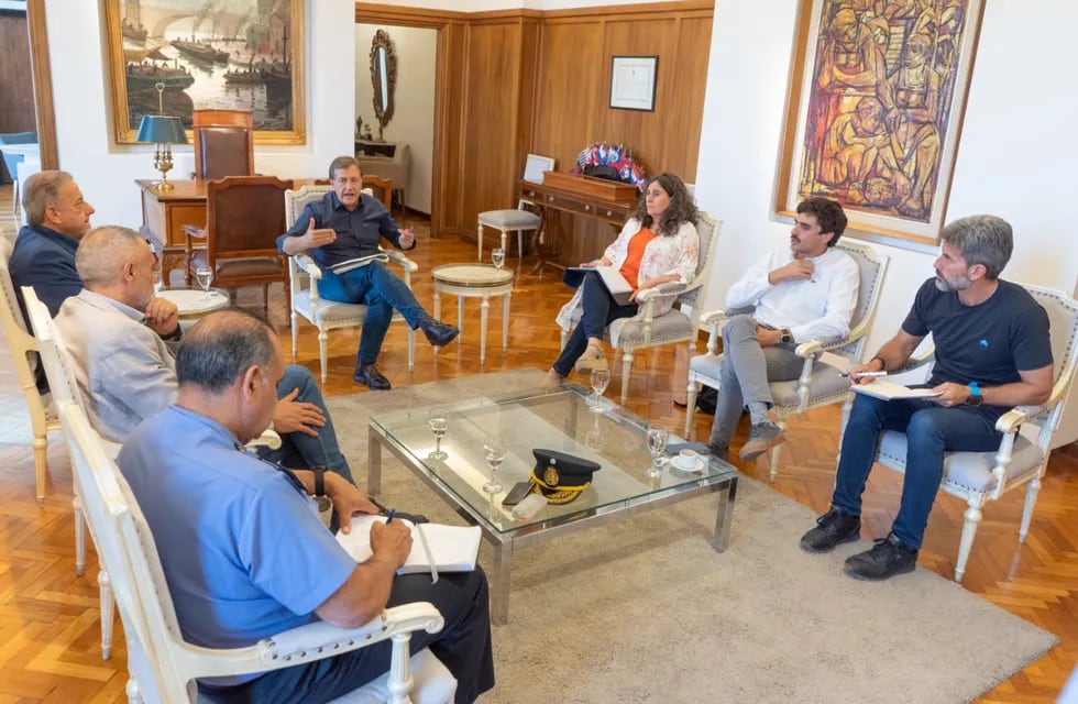 El gobernador Rodolfo Suárez se reunió con funcionarios y el intendente de la Capital, Ulpiano Suárez.