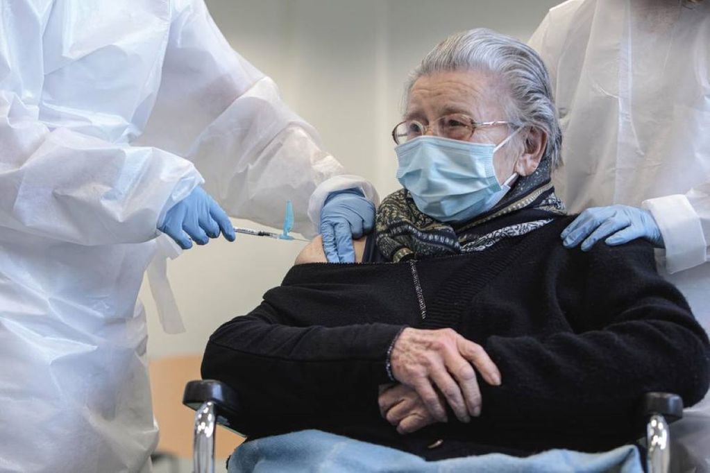 Tercera dosis de la vacuna contra el covid-19 para ancianos en residencias de España. Foto: Biel Aliño. Gentileza / EFE.