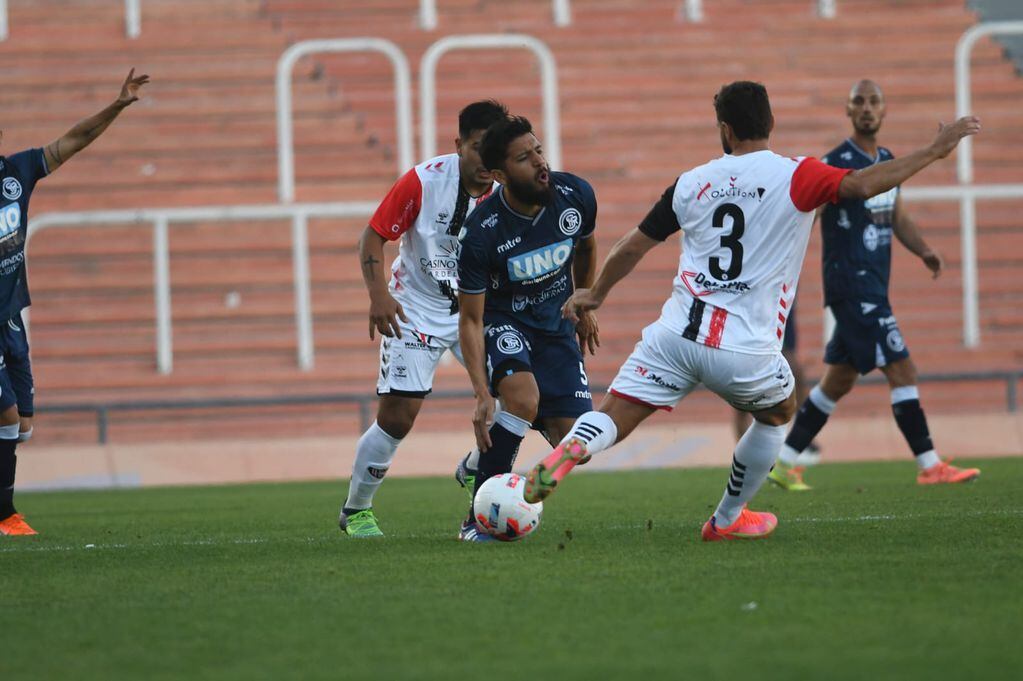 El Azul reaccionó tarde y no le alcanzó. Perdió 3-2 con Chacarita. / José Gutiérrez ( Los Andes).