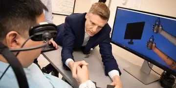 Un hombre con lesión espinal logró recuperar parte de su movilidad con un microchip que utiliza inteligencia artificial