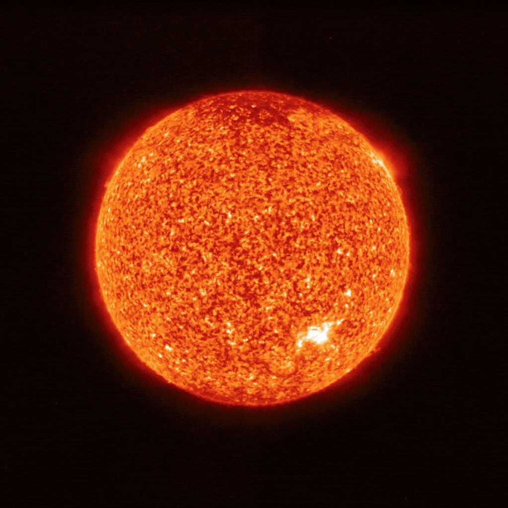Esta fotografía de la Agencia Espacial Europea (ESA) muestra una imagen del Sol, aproximadamente a mitad de camino entre la Tierra y el Sol. 