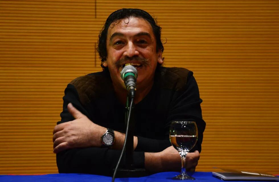 Dorio, cuando presentó su libro de poemas en el Festival Internacional de Poesía de Mendoza 2014, dirigido por Fernando G. Toledo. / Foto: Camila Toledo