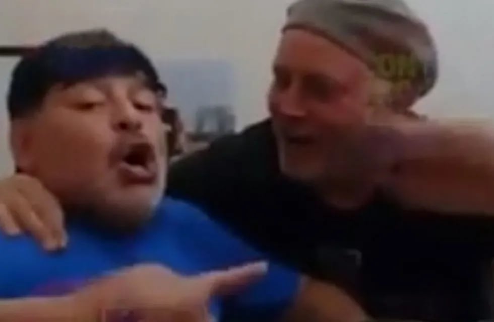 En el video se lo ve a Maradona cantando con un vaso de cerveza, un habano y lo que parece ser un frasco de pastillas.