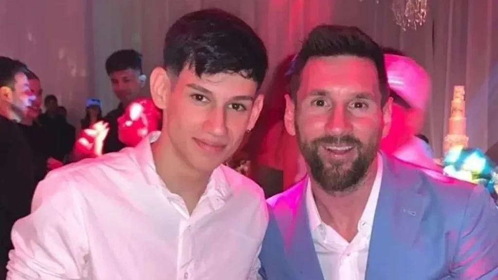 Leo Messi se tomó algunas selfies con participantes de la fiesta de 15 de su sobrina Mora / Foto: Captura Instagram