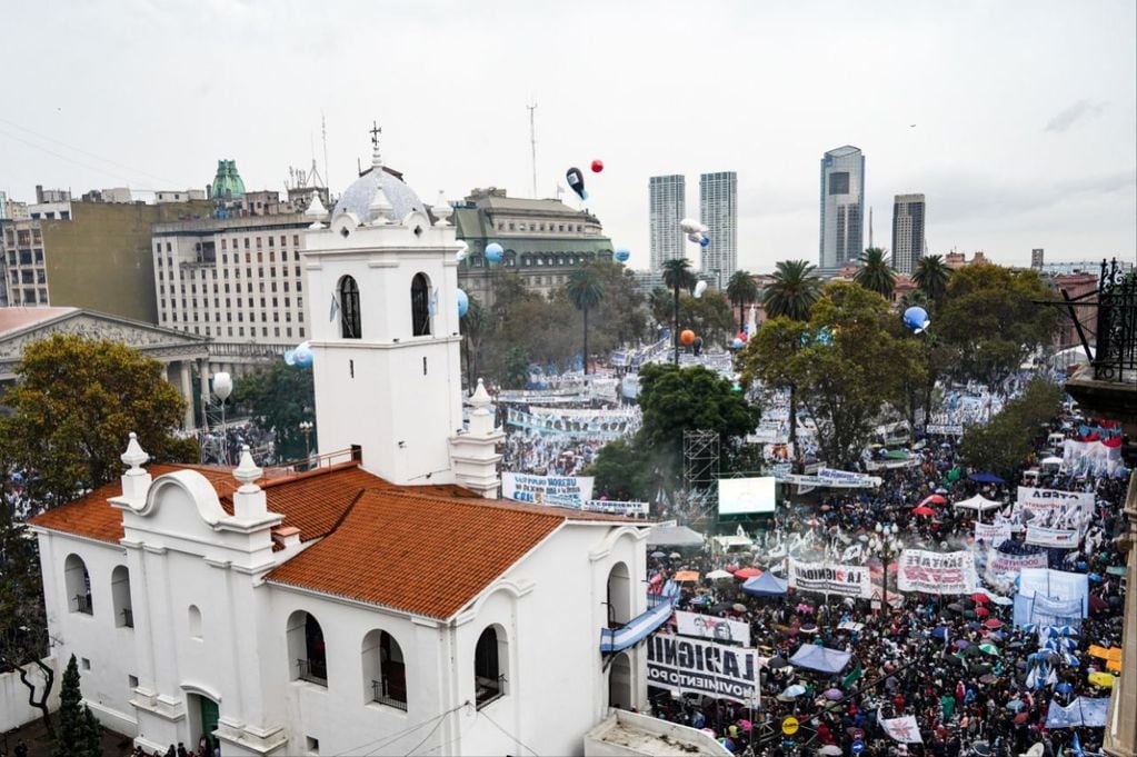 Militantes de diversas agrupaciones del Frente de Todos (FdT) se congregaron en Plaza de Mayo - Foto Clarín