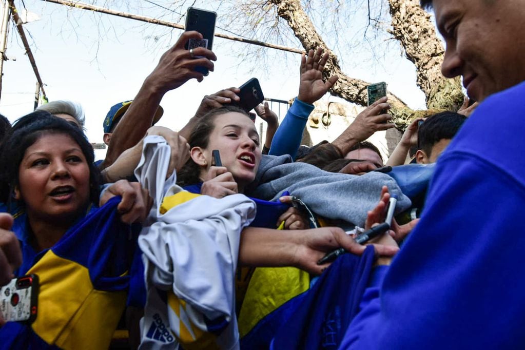 Los hinchas mendocinos fanáticos de Boca Juniors interactuaron con los jugadores del plantel Xeneize. / Mariana Villa (Los Andes).