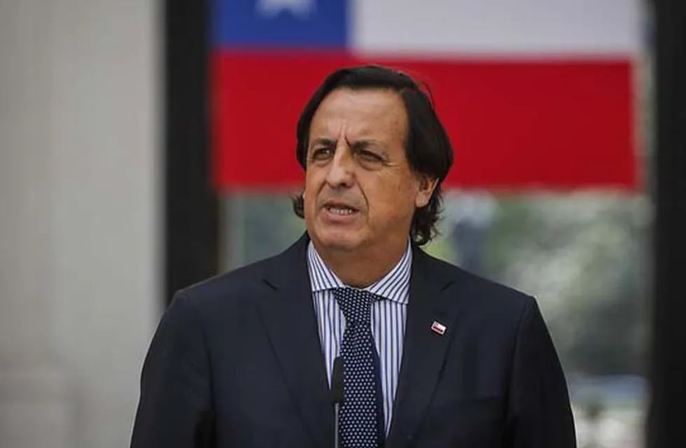 El ministro del Interior de Chile, Víctor Pérez, anunció hoy su renuncia al cargo