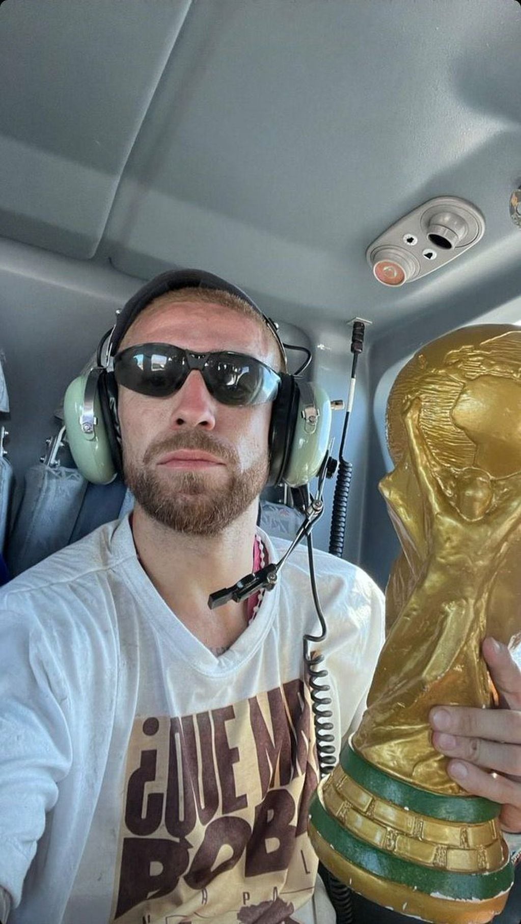 "Papu" Gómez en el helicóptero que trasladó a los jugadores a Ezeiza. (Instagram).