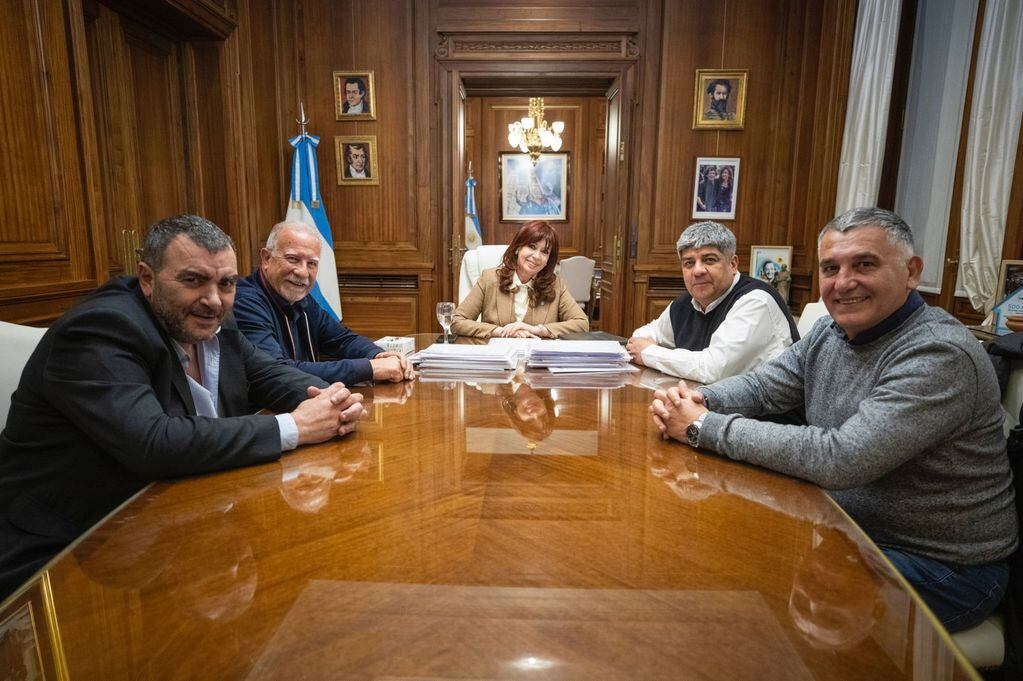 Cristina Kirchner junto a Pablo Moyano, Omar Plaini, Norberto Di Próspero y Paco Manrique.