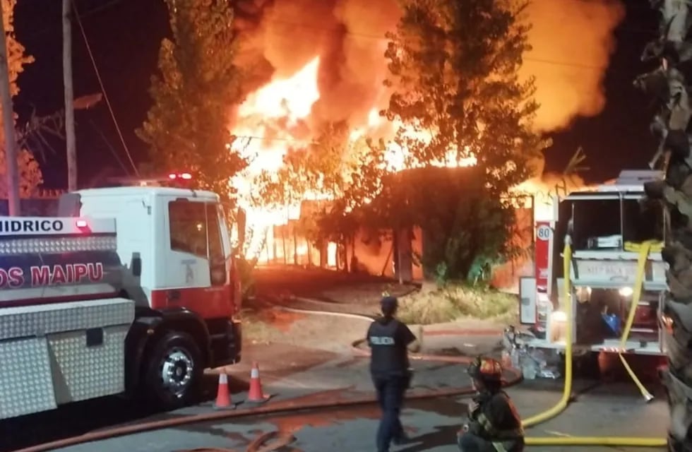Un depósito se incendió en Coquimbito y hay múltiples pérdidas materiales. Foto gentileza Municipalidad de Maipú
