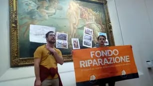 Militantes ecologístas cubren una obra de Botticelli con fotos del cambio climático