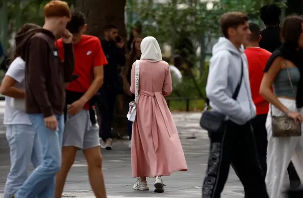 La abaya es una prenda larga que utilizan las mujeres musulmanas para cubrir su cuerpo. Desde el lunes están prohibidas en las escuelas de Francia.