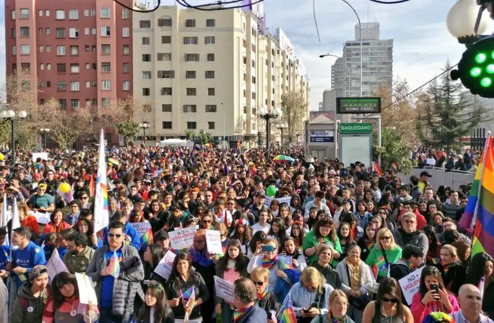 Unas cien mil personas participaron en Marcha del Orgullo Gay en Chile