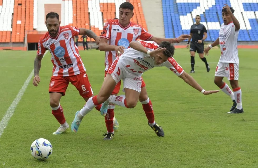 Huracán y San Martín debutan en el Federal A ante una multitud en el Malvinas Argentinas / Orlando Pelichotti.