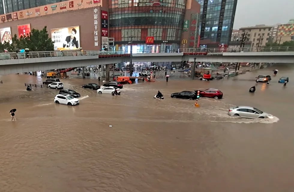 Los vehículos están varados después de un fuerte aguacero en la ciudad de Zhengzhou, provincia de Henan, en el centro de China. Foto: AP