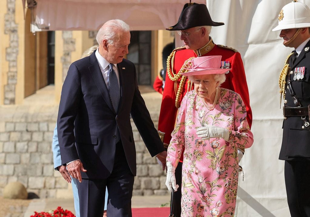 La reina Isabel II con el presidente Joe Biden, el 13 de junio de 2021. (Chris Jackson/ Pool)