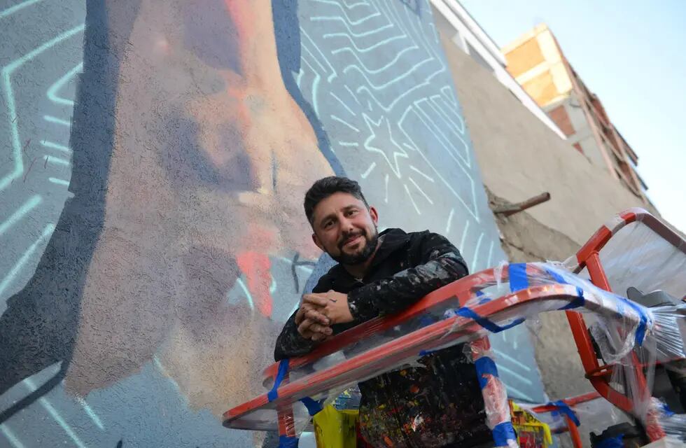 Martín Ron está realizando un gran mural en barrio Observatorio, en Córdoba (Foto: Javier Ferreyra)
