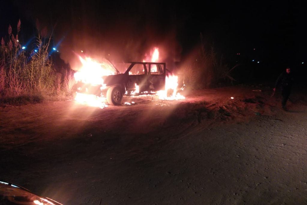 La Nissan robada a la víctima fue encontrada incinerada en el barrio 26 de Enero, de Las Heras. Así borraron sus rastros. Foto: Prensa Ministerio de Seguridad