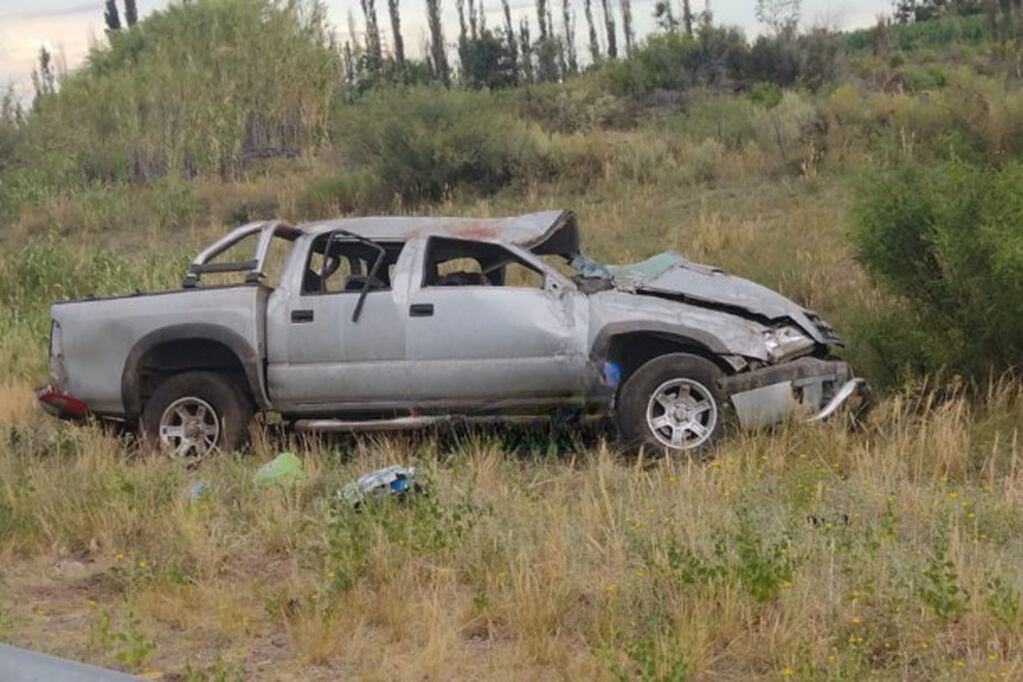 Dos personas murieron y dos resultaron heridas tras volcar con su camioneta sobre ruta 7 en La Paz.