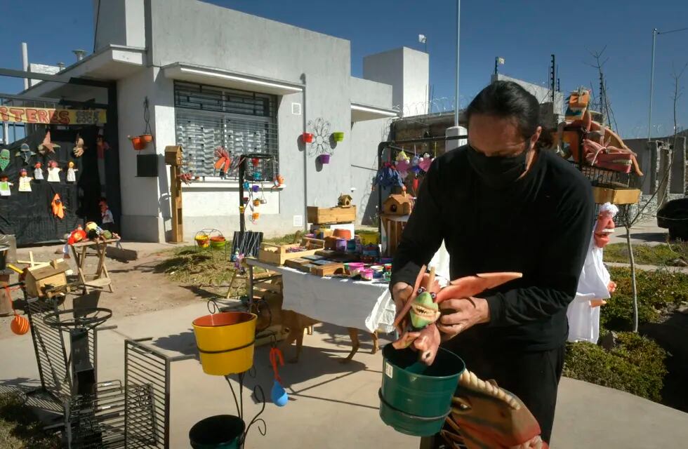Alejandro Molina, integrante del Colectivo El Revoltijo, fabrica juguetes artesanales que se comercializaran en forma virtual y ferias barriales. / Orlando Pelichotti