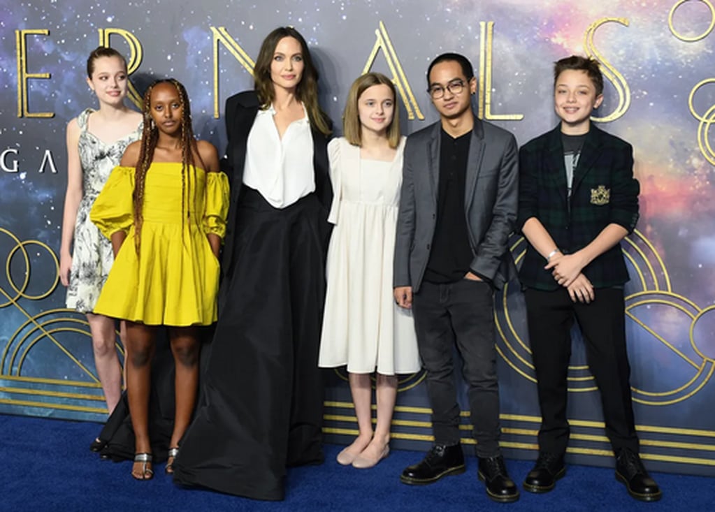 Angelina Jolie y sus hijos Maddox, Vivienne, Knox, Zahara y Shiloh.