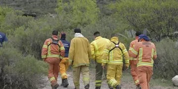 Trabajo de bomberos, brigadistas y policías para controlar los incendios en el piedemonte de Mendoza
