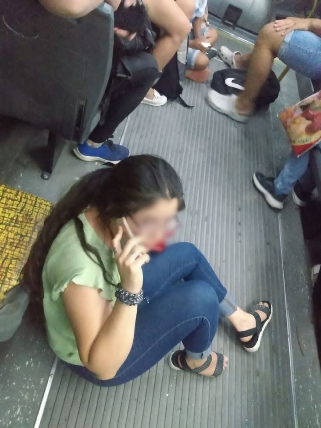 El hecho produjo temor entre los pasajeros que se refugiaron en el piso de colectivo.