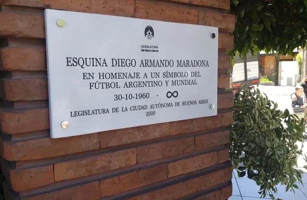 La Ciudad de Buenos Aires desplegó una placa conmemorativa en el edificio de Villa Devoto donde Diego vivió durante algunos años de su vida. / Gentileza.