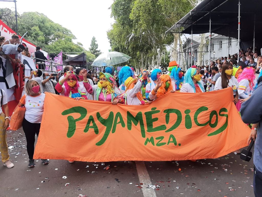 Un grupo de payamédicos acudió al clásico desfile e invitaron a los presentes a sumarse a su labor solidario / Los Andes