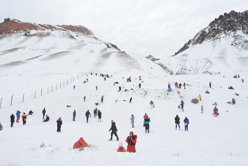 Luego de un invierno seco, la nieve llegó a la Alta Montaña y los mendocinos y turistas aprovecharon el domingo para disfrutar del paisaje y sus atractivos.
