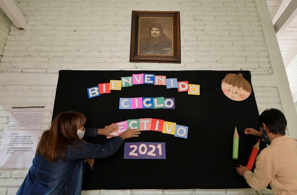 Bienvenida. La escuela Carmen Ponce de Videla, de Ciudad, recibió a sus estudiantes. Foto: Orlando Pelichotti / Los Andes. 