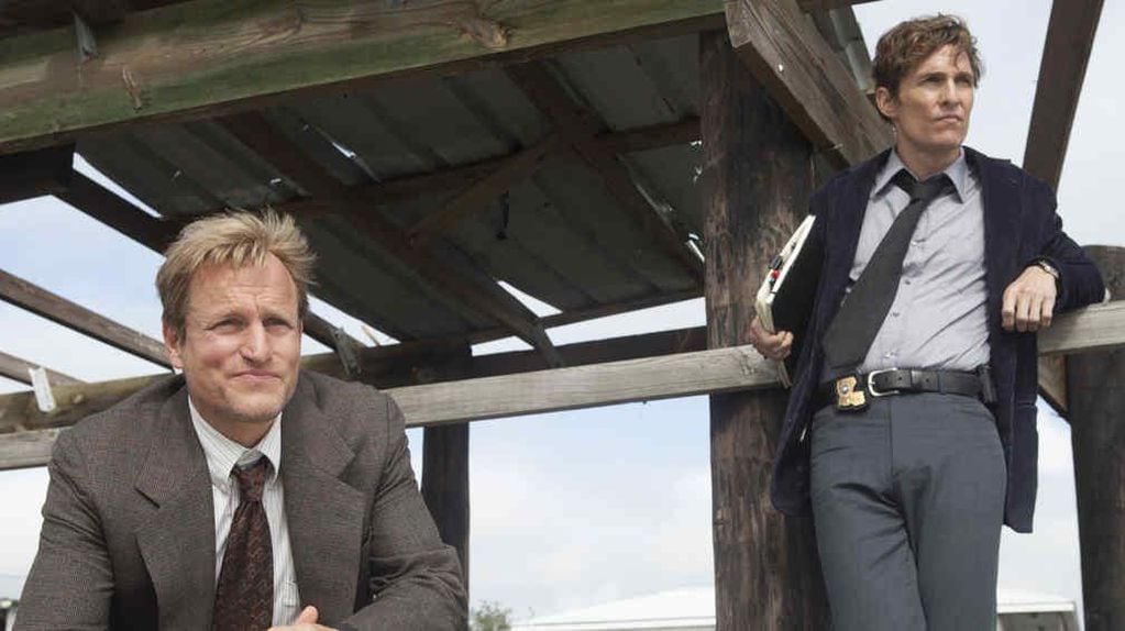 Woody Harrelson y Matthew McConaughey interpretan a dos policías que deben resolver un caso complicado.