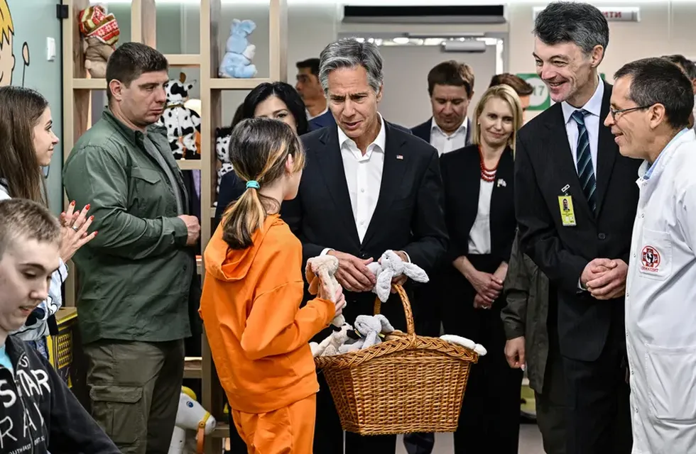 El Secretario de Estado de EE. UU., Antony Blinken, se reúne con niños durante su visita a un hospital infantil en Kiev.