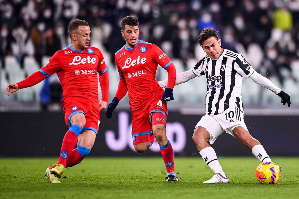 Paulo Dybala, delantero cordobés de Juventus de Italia en el partido ante Napoli. (AP)