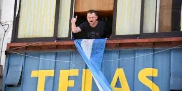 La historia del empresario textil ruso que se hizo viral por regalar banderas argentinas
