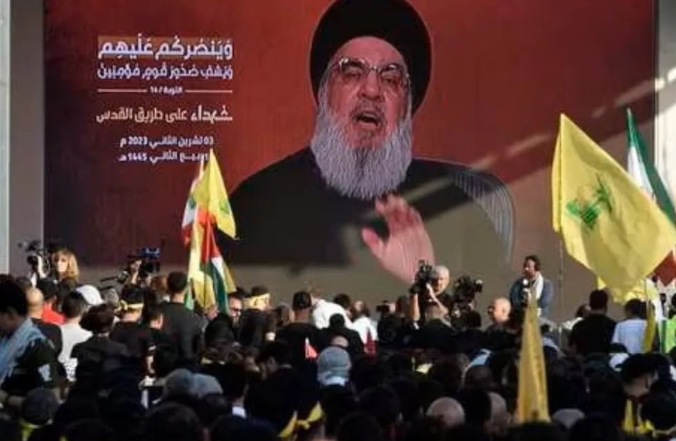 Los partidarios de Hezbollah siguen el discurso del líder de Hezbollah, Hassan Nasrallah, en una pantalla en un suburbio del sur de Beirut, Líbano. Foto: EFE.