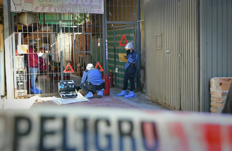 Policía Científica en el taller de venta y recarga de matafuegos. Orlando Pelichotti/Los Andes