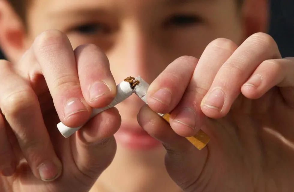 Fumar. Un estudio encontró que la adicción temprana al cigarrillo es más nociva.
