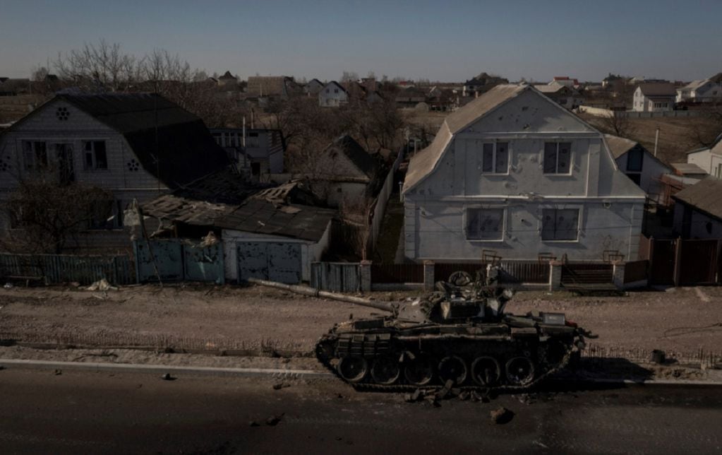 Un tanque destruido después de las batallas entre las fuerzas ucranianas y rusas en una carretera principal cerca de Brovary, al norte de Kiev, Ucrania. (AP)