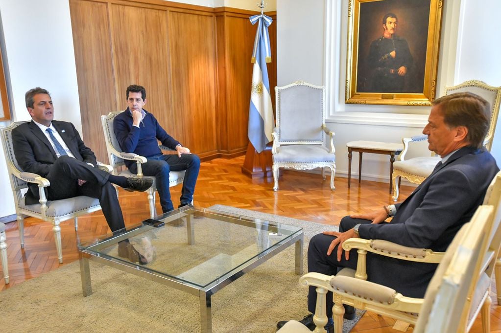 El candidato a Presidente se reunió con el gobernador, en compañía del ministro del Interior, Wado de Pedro.