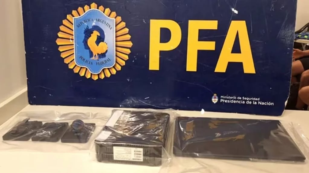 PFA secuestró varios aparatos tecnológicos. Foto: Policía Federal Argentina