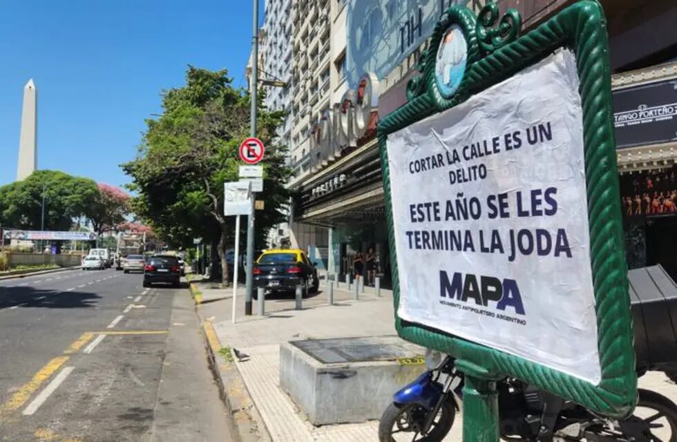 La Ciudad de Buenos Aires amaneció con decenas de carteles antipiquete de parte de organizaciones libertarias. Foto: Twitter
