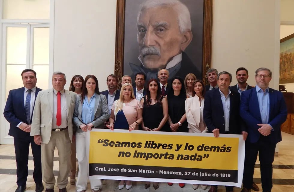El Pro bullrichista, el demarchista y radicales armaron una foto para apoyar a Javier Milei.
